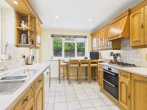 Kitchen & breakfast bar- click for photo gallery